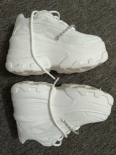 Beli ženske patike,debeli đon . original " bershka" na lalafo.rs — 10 Beli ženske patike,debeli đon . original " bershka" — 10