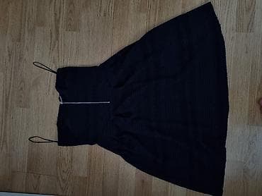 Elegantna crna haljina bez bretela, sa diskretnim rebrastim uzorkom po at lalafo.rs Elegantna crna haljina bez bretela, sa diskretnim rebrastim uzorkom po