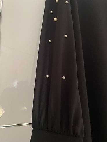 Elegantna crna haljina A-kroja sa dugim rukavima ukrašenim bisernim na lalafo.rs Elegantna crna haljina A-kroja sa dugim rukavima ukrašenim bisernim