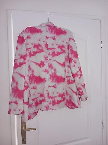 Ženski blejzer u beloj boji sa upadljivim pink tie-dye dezenom. Ovaj na lalafo.rs — 1 Ženski blejzer u beloj boji sa upadljivim pink tie-dye dezenom. Ovaj — 1