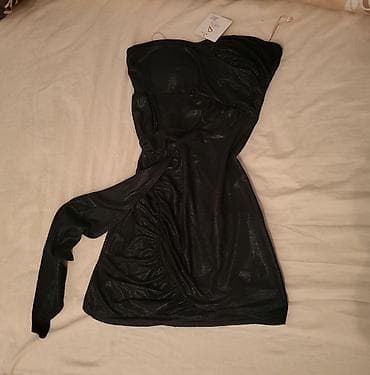 Elegantna crna mini haljina bez bretela, sa efektnim metalik sjajem at lalafo.rs — 1 Elegantna crna mini haljina bez bretela, sa efektnim metalik sjajem — 1