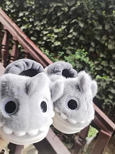 Patofne za bebe/decu, sivo-bele, sa plišanom životinjskom aplikacijom at lalafo.rs — 2 Patofne za bebe/decu, sivo-bele, sa plišanom životinjskom aplikacijom — 2
