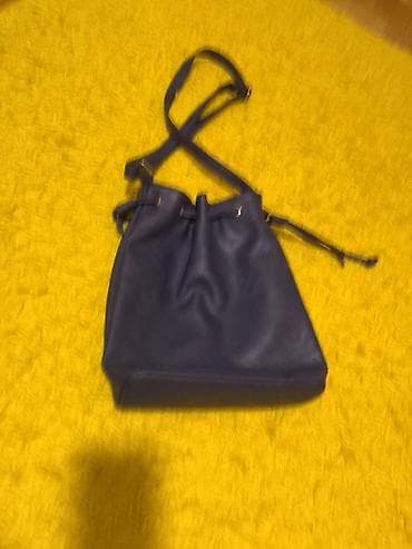 Teget,vrecasta torba,sa detaljima u zlatnoj boji.Bez ostecena,sasvim at lalafo.rs Teget,vrecasta torba,sa detaljima u zlatnoj boji.Bez ostecena,sasvim