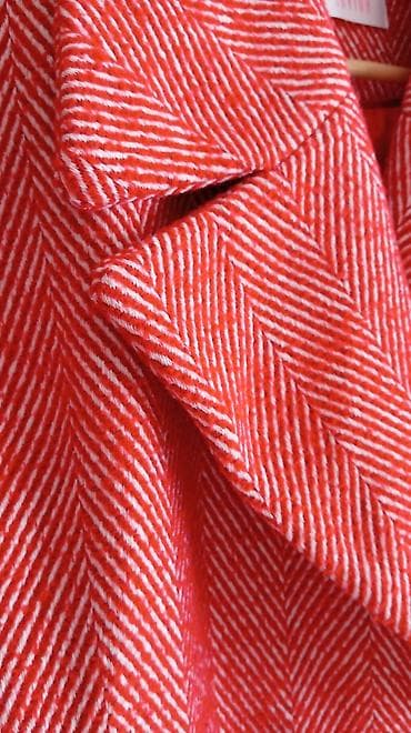 Ženski kaput Savida – upečatljiv crveno‑beli dezen „riblja kost”. - na lalafo.rs — 4 Ženski kaput Savida – upečatljiv crveno‑beli dezen „riblja kost”. - — 4