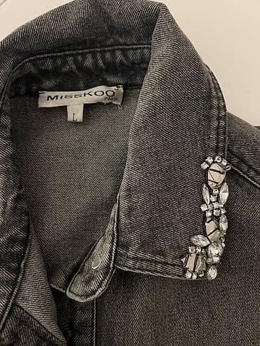 Dugačka teksas jakna u sivo‑crnoj ispranoj nijansi, sa bogatim na lalafo.rs — 6 Dugačka teksas jakna u sivo‑crnoj ispranoj nijansi, sa bogatim — 6