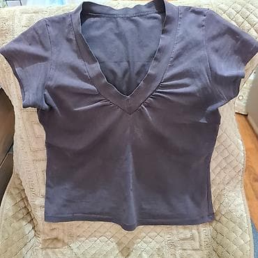 Dva ženska komada odeće – majica i pantalone. Majica: - Kratki rukavi na lalafo.rs — 1 Dva ženska komada odeće – majica i pantalone. Majica: - Kratki rukavi — 1