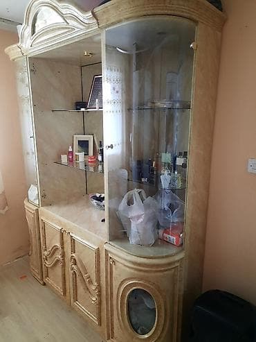 Komoda/vitrina za dnevnu sobu u klasiฤnom stilu. - Materijal na lalafo.rs Komoda/vitrina za dnevnu sobu u klasiฤnom stilu. - Materijal