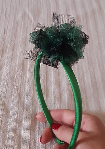 Zelena satenska rajf-traka sa cvetom od tila - Elegantan rajf obložen na lalafo.rs — 1 Zelena satenska rajf-traka sa cvetom od tila - Elegantan rajf obložen — 1