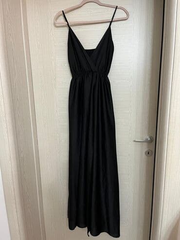 Crna duga haljina na bretele - Model: duga, lepršava silueta - Izrez na lalafo.rs Crna duga haljina na bretele - Model: duga, lepršava silueta - Izrez