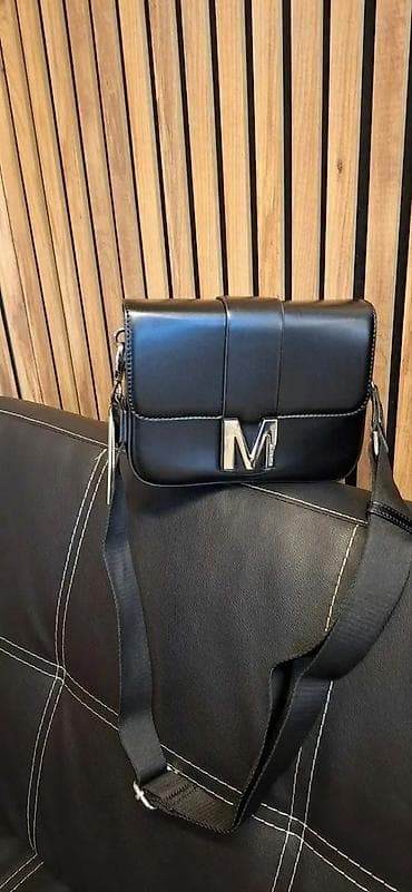 Ženska crossbody torba sa metalnim slovom M, - Model: kompaktna at lalafo.rs — 2 Ženska crossbody torba sa metalnim slovom M, - Model: kompaktna — 2