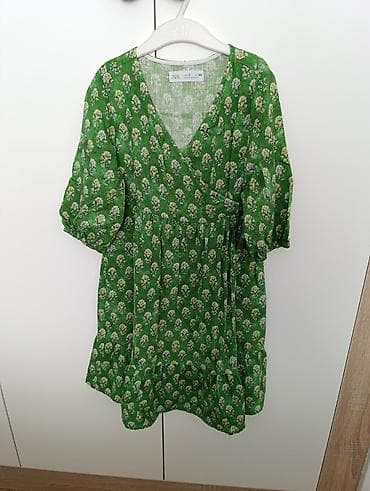 Zelena haljina na preklop sa cvetnim dezenom. Haljina ima V-izrez i at lalafo.rs Zelena haljina na preklop sa cvetnim dezenom. Haljina ima V-izrez i