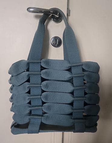 BALLY prelepa torba sa prorezima. Dno je od kože kao i ručke, a torba na lalafo.rs — 8 BALLY prelepa torba sa prorezima. Dno je od kože kao i ručke, a torba — 8