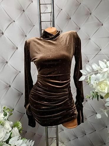 Elegantna mini haljina od mekog baršuna sa diskretnim sjajnim na lalafo.rs — 2 Elegantna mini haljina od mekog baršuna sa diskretnim sjajnim — 2