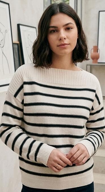 Prugeasti džemper sa širokim izrezom - Boja: krem osnova sa tamnim na lalafo.rs Prugeasti džemper sa širokim izrezom - Boja: krem osnova sa tamnim