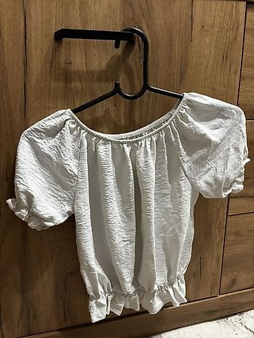 Bela ženska bluza sa puf rukavima i elastičnim obrubima. - Model na lalafo.rs Bela ženska bluza sa puf rukavima i elastičnim obrubima. - Model