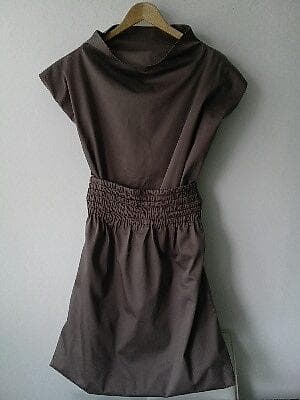 Haljina dizajnerke Aleksandre Lalić, braon boje. Moze se nositi na na lalafo.rs Haljina dizajnerke Aleksandre Lalić, braon boje. Moze se nositi na