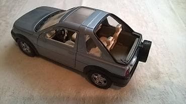 Figurines & Models: Burago Land Rover Freelander 1:24 naprsao zadnji ram at lalafo.rs — 3 Figurines & Models: Burago Land Rover Freelander 1:24 naprsao zadnji ram — 3