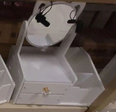 💄 Polica sa fiokama i ogledalom za šminku i kozmetiku Elegantan i na lalafo.rs 💄 Polica sa fiokama i ogledalom za šminku i kozmetiku Elegantan i