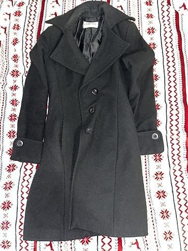 kozna jakna sa: Elegantni ženski kaput u crnoj boji. - Kroj: strukiran, dužina do na lalafo.rs — 1 kozna jakna sa: Elegantni ženski kaput u crnoj boji. - Kroj: strukiran, dužina do — 1