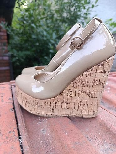Salonke lakovane, gaziste 22,5 cm, visina platforme 13 cm, obuvene par na lalafo.rs Salonke lakovane, gaziste 22,5 cm, visina platforme 13 cm, obuvene par