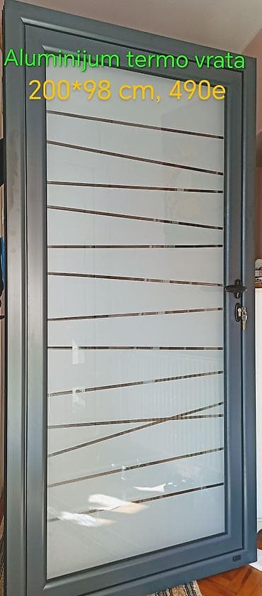 Aluminijumska termo vrata sa staklenim panelom i modernim mat/bistrim na lalafo.rs Aluminijumska termo vrata sa staklenim panelom i modernim mat/bistrim