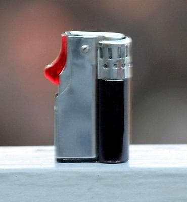 Old petrol lighter LARK 501 - upaljač na benzin. Stari, korišćeni na lalafo.rs Old petrol lighter LARK 501 - upaljač na benzin. Stari, korišćeni