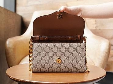 Dizajnerska tašna sa lancem – monogram platno i kožni detalji - at lalafo.rs — 3 Dizajnerska tašna sa lancem – monogram platno i kožni detalji - — 3