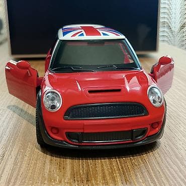 Nov metalni model automobila Mini Moris. Otvaraju mu se vrata, može da na lalafo.rs Nov metalni model automobila Mini Moris. Otvaraju mu se vrata, može da