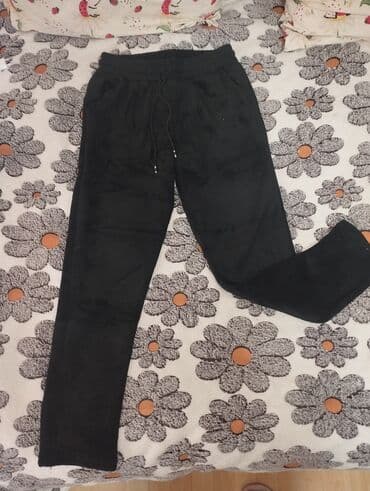 Prelepa termo trenerka. Postavljena iznutra. M L veličina. Topla i na lalafo.rs Prelepa termo trenerka. Postavljena iznutra. M L veličina. Topla i