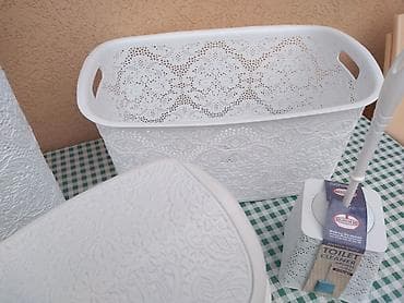Set ukrasnih plastičnih korpi/kanti i toaletne četke – bela “čipka” na lalafo.rs — 3 Set ukrasnih plastičnih korpi/kanti i toaletne četke – bela “čipka” — 3