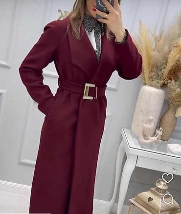 Ženski elegantni kaput sa kaišem i velikom zlatnom kopčom. Model je na lalafo.rs — 3 Ženski elegantni kaput sa kaišem i velikom zlatnom kopčom. Model je — 3