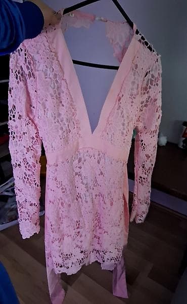 Elegantna roze haljina od čipke - Model: mini/midi kroj sa dugim na lalafo.rs Elegantna roze haljina od čipke - Model: mini/midi kroj sa dugim