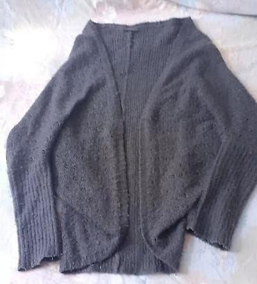 Ženski pleteni kardigan Janina - Boja: tamno siva - Model na lalafo.rs — 1 Ženski pleteni kardigan Janina - Boja: tamno siva - Model — 1