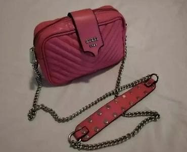 GUESS original pink roze tasna sa lancem. Sirina 24cm Visina 18cm na lalafo.rs — 1 GUESS original pink roze tasna sa lancem. Sirina 24cm Visina 18cm — 1