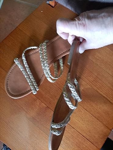 Bordo nove 2000,Massimo Dutti 6000.papuče 500,patike 1000.crno bele na lalafo.rs — 9 Bordo nove 2000,Massimo Dutti 6000.papuče 500,patike 1000.crno bele — 9