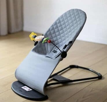 Bebi ležaljka u sivoj boji, dizajnirana za udobnost i zabavu beba na lalafo.rs — 5 Bebi ležaljka u sivoj boji, dizajnirana za udobnost i zabavu beba — 5