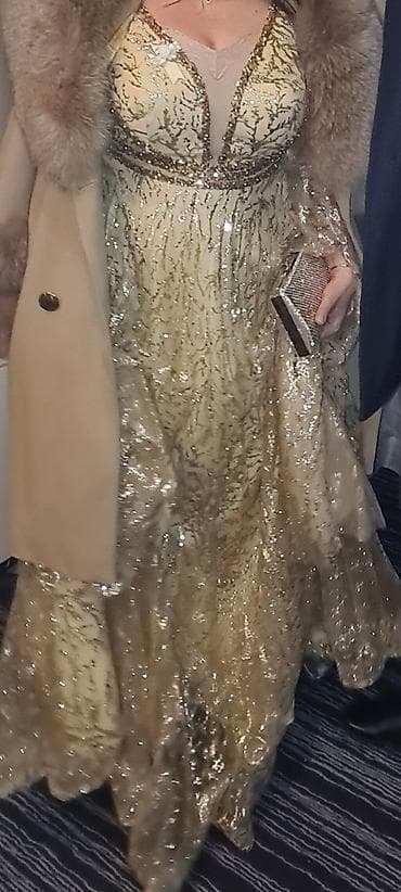 Svečana duga haljina u zlatnoj boji sa sjajnim šljokicama i bogatim na lalafo.rs — 4 Svečana duga haljina u zlatnoj boji sa sjajnim šljokicama i bogatim — 4