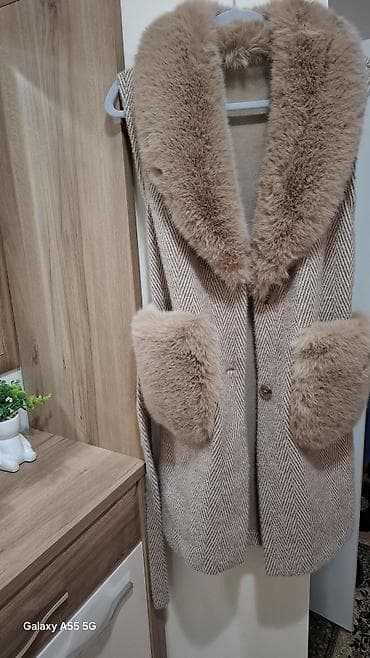 Ženska prsluk-kaput od mešavine vune sa krznenim detaljima - Model na lalafo.rs — 2 Ženska prsluk-kaput od mešavine vune sa krznenim detaljima - Model — 2