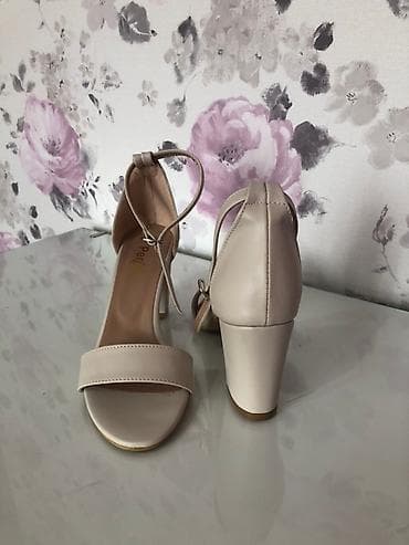 Ženske sandale u bež boji sa debljom štiklom, idealne za svakodnevno na lalafo.rs — 2 Ženske sandale u bež boji sa debljom štiklom, idealne za svakodnevno — 2