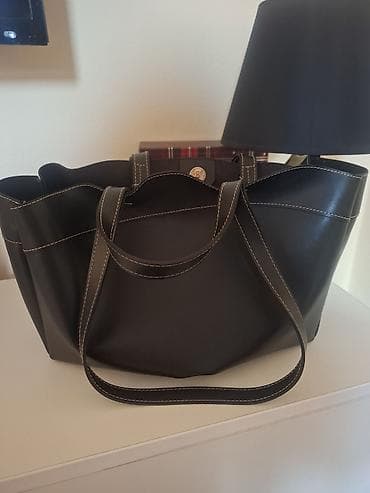 Velika ženska tote torba od kože (ili ekokože) u crnoj boji sa na lalafo.rs Velika ženska tote torba od kože (ili ekokože) u crnoj boji sa