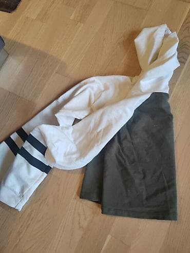 kom sa etiketom: Dukserica sa kapuljačom, kroj crop dužine. Dvobojna kombinacija at lalafo.rs — 3 kom sa etiketom: Dukserica sa kapuljačom, kroj crop dužine. Dvobojna kombinacija — 3