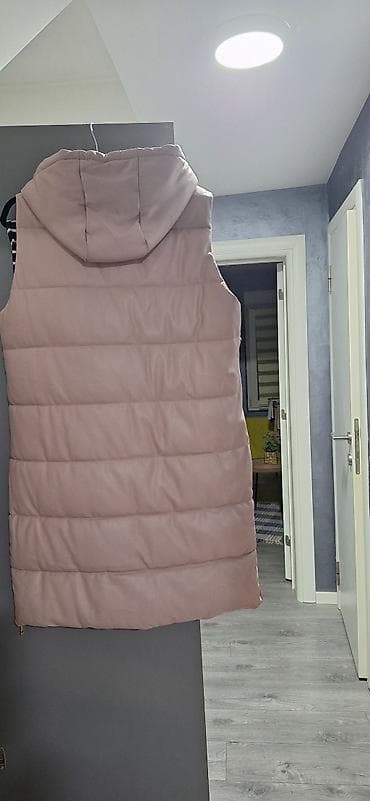 Duga ženska pufnast prsluk sa kapuljačom – puder roze boja. - Model na lalafo.rs — 3 Duga ženska pufnast prsluk sa kapuljačom – puder roze boja. - Model — 3