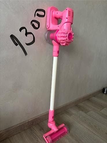 Igračka – ručni bežični usisivač za decu - Model u jarko roze boji na lalafo.rs Igračka – ručni bežični usisivač za decu - Model u jarko roze boji