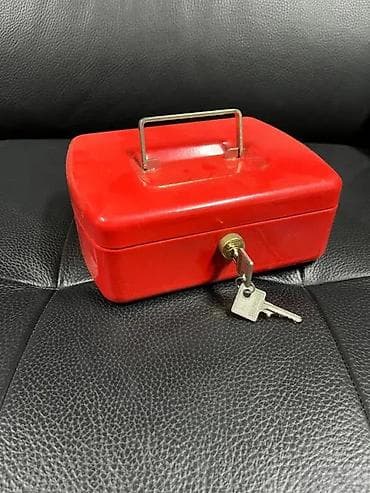Metalna kasa za gotovinu sa ključem – crvena - Kompaktna metalna na lalafo.rs Metalna kasa za gotovinu sa ključem – crvena - Kompaktna metalna