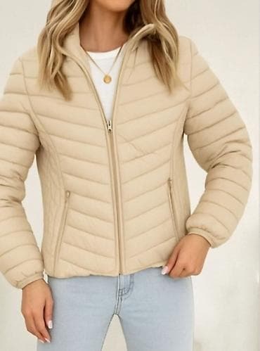 Ženska lagana jakna – bež ik - Model: kratka, strukirana, puf jakna - na lalafo.rs Ženska lagana jakna – bež ik - Model: kratka, strukirana, puf jakna -