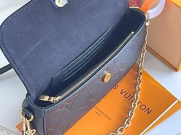 dve suknje po: Crna kožna torbica sa reljefnim Monogram uzorkom. Kompaktnog na lalafo.rs — 2 dve suknje po: Crna kožna torbica sa reljefnim Monogram uzorkom. Kompaktnog — 2