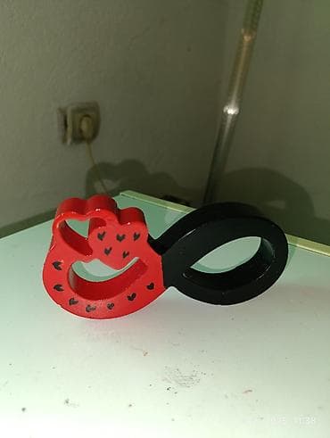 Ukras od gipsa u obliku znaka beskonačnosti, obojen u crno i crveno na lalafo.rs — 2 Ukras od gipsa u obliku znaka beskonačnosti, obojen u crno i crveno — 2