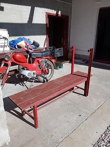 Drvena klupa sa metalnim nosačima - Konstrukcija: masivno drvo (dve na lalafo.rs Drvena klupa sa metalnim nosačima - Konstrukcija: masivno drvo (dve