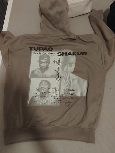 Duks sa kapuljačom – Tupac Shakur motiv - Boja: taupe/bež - Prednja na lalafo.rs Duks sa kapuljačom – Tupac Shakur motiv - Boja: taupe/bež - Prednja
