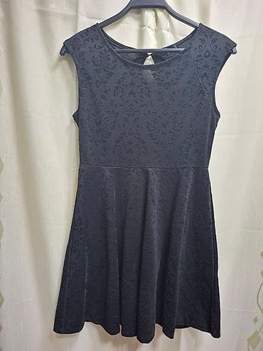 Crna elegantna haljina A‑kroja sa reljefnim baroknim/floralnim na lalafo.rs — 1 Crna elegantna haljina A‑kroja sa reljefnim baroknim/floralnim — 1